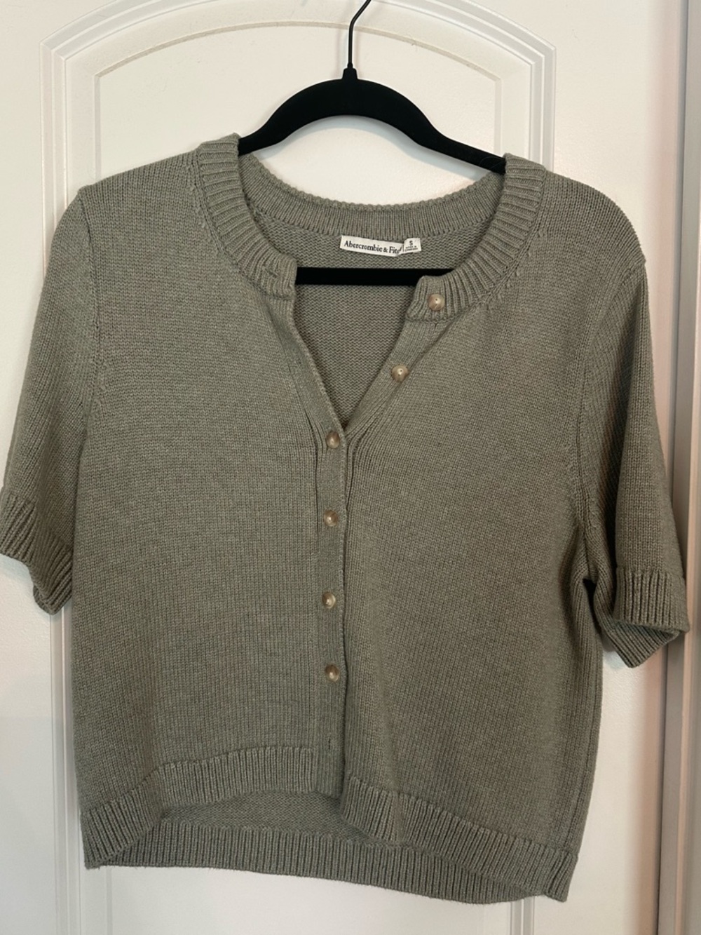 Abercrombie short sleeve crew cardigan in frosty Olive - Picture 4 of 5